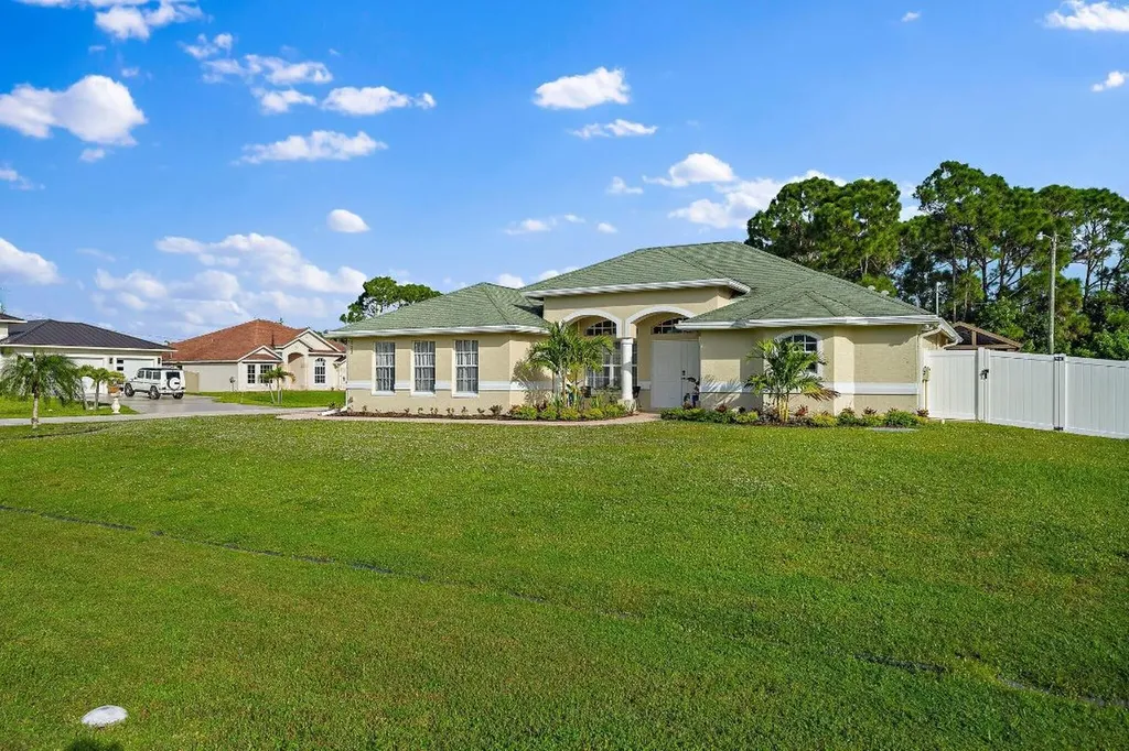559 SW Ryder Road Port St Lucie FL 34953