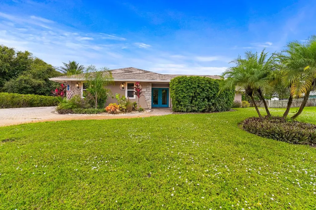 2670 NE Pinecrest Lakes Boulevard Jensen Beach FL 34957