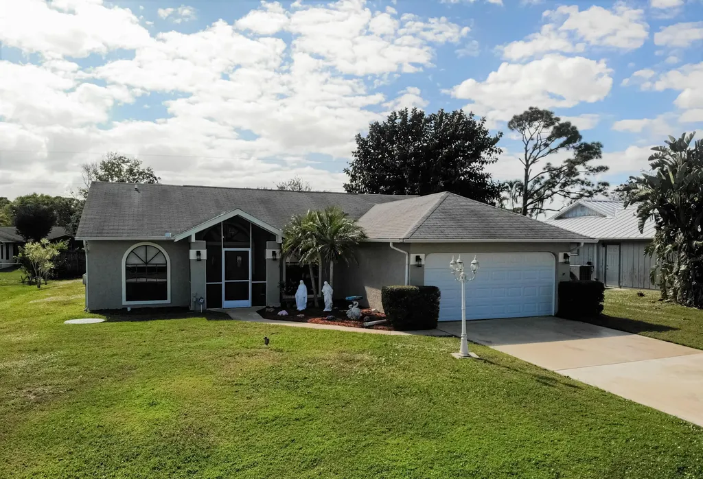 890 SE Streamlet Avenue Port St Lucie FL 34983