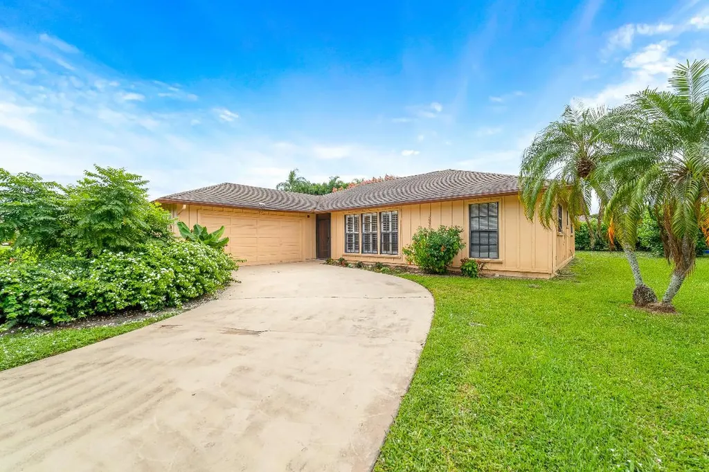 7956 SE Trenton Avenue Hobe Sound FL 33455