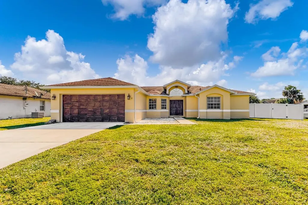 932 SW Mccall Road Port St Lucie FL 34953