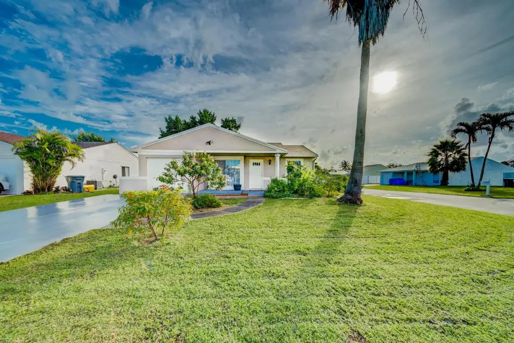 8288 Barnyard Way Boca Raton FL 33433