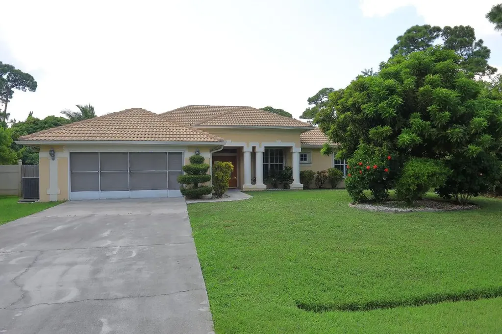 2418 SE Robin Circle Port St Lucie FL 34952