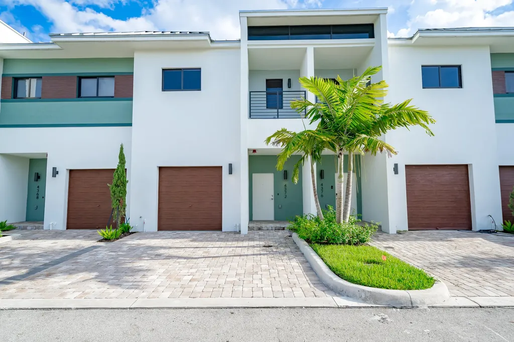 4372 NW 8th Court Plantation FL 33317