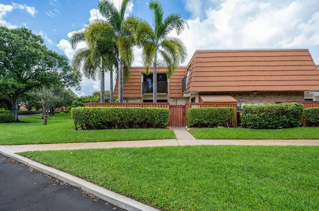 2801 Waterford Drive N Deerfield Beach FL 33442