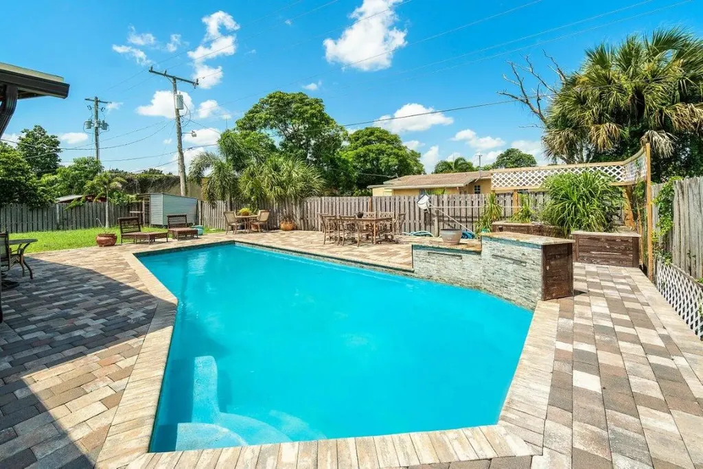 1439 W Pine Street Lantana FL 33462