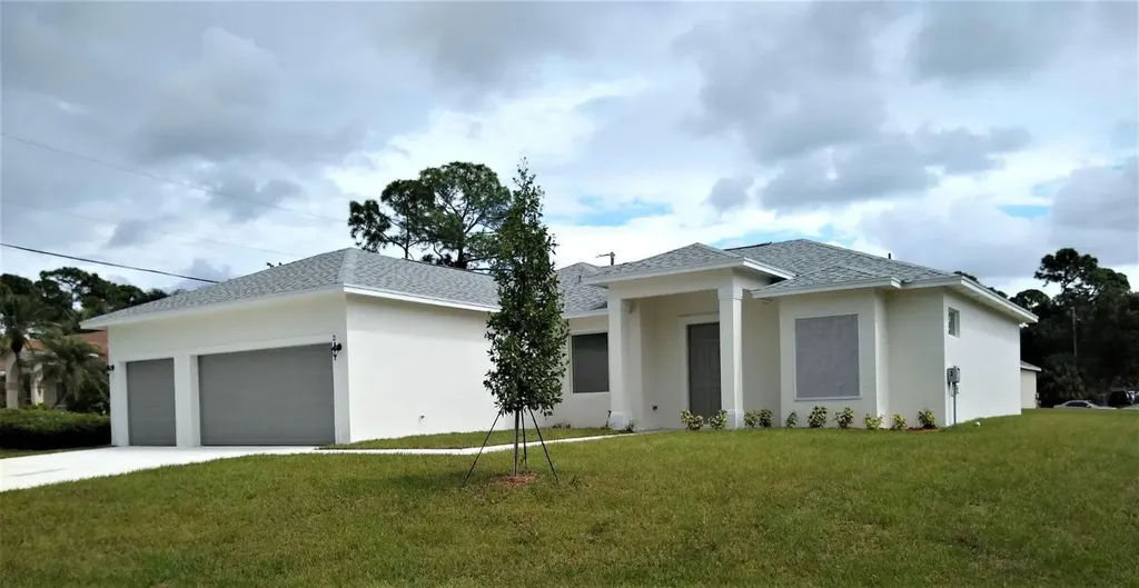 2862 SW West Louise Circle Port St Lucie FL 34953