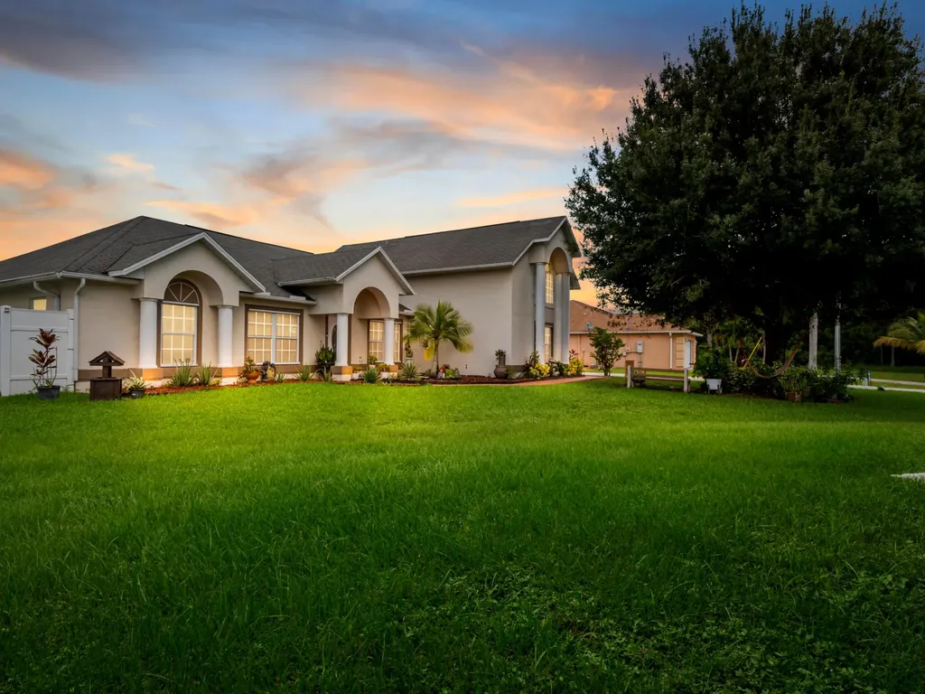 5811 NW Carr Court Port St Lucie FL 34986