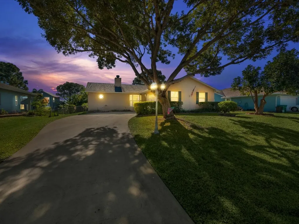 250 SW Starfish Avenue Port St Lucie FL 34984