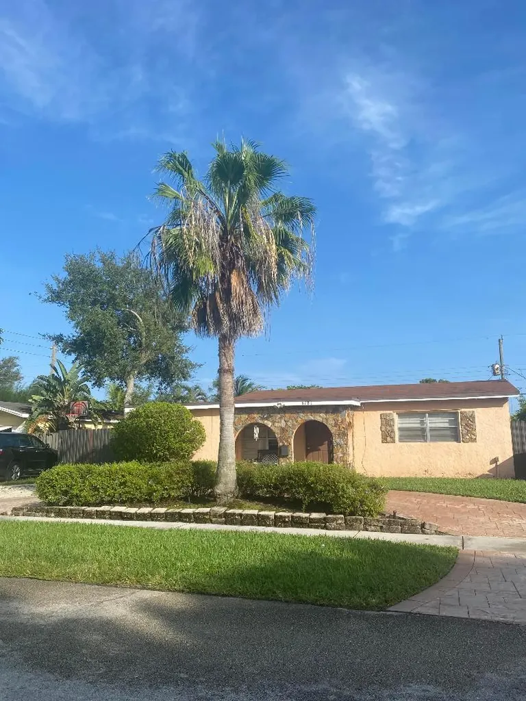 6781 Park Street Hollywood FL 33024