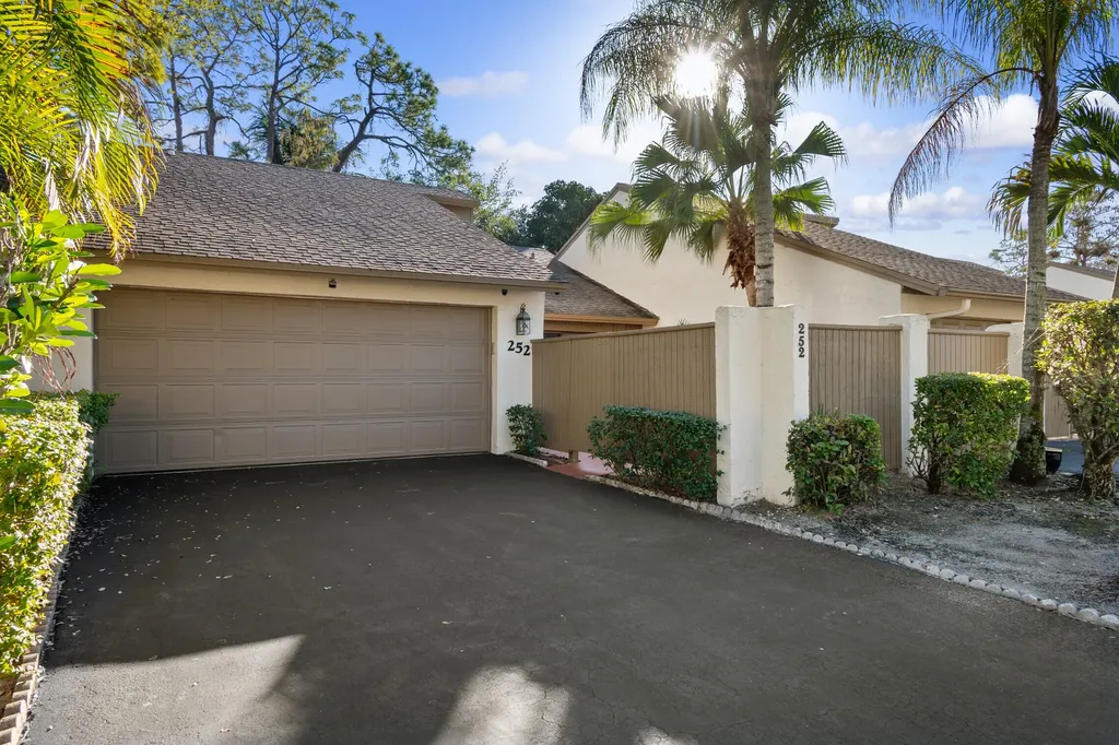 252 Pleasant Wood Drive Wellington FL 33414