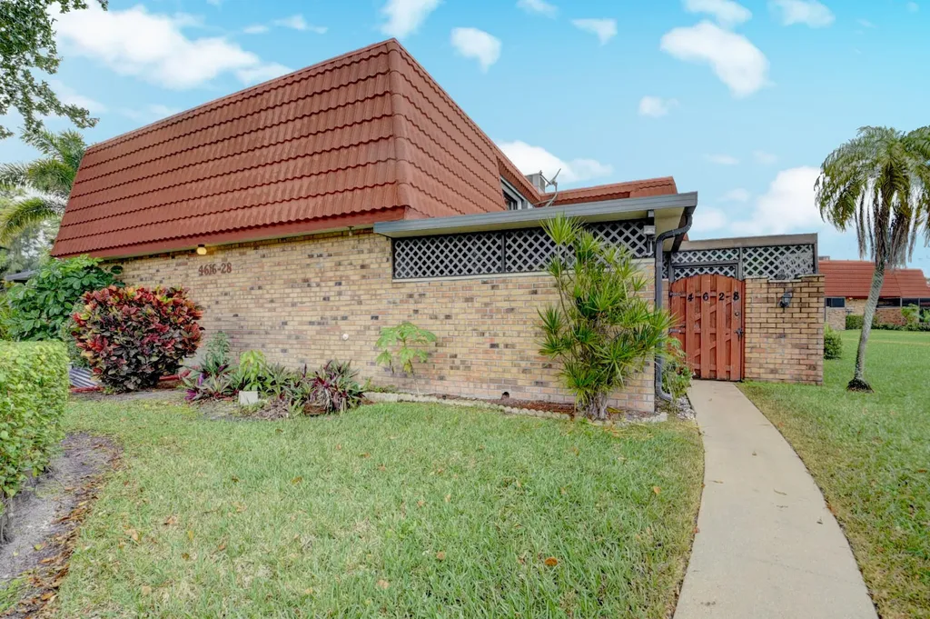 4628 Suburban Pines Drive Lake Worth FL 33463