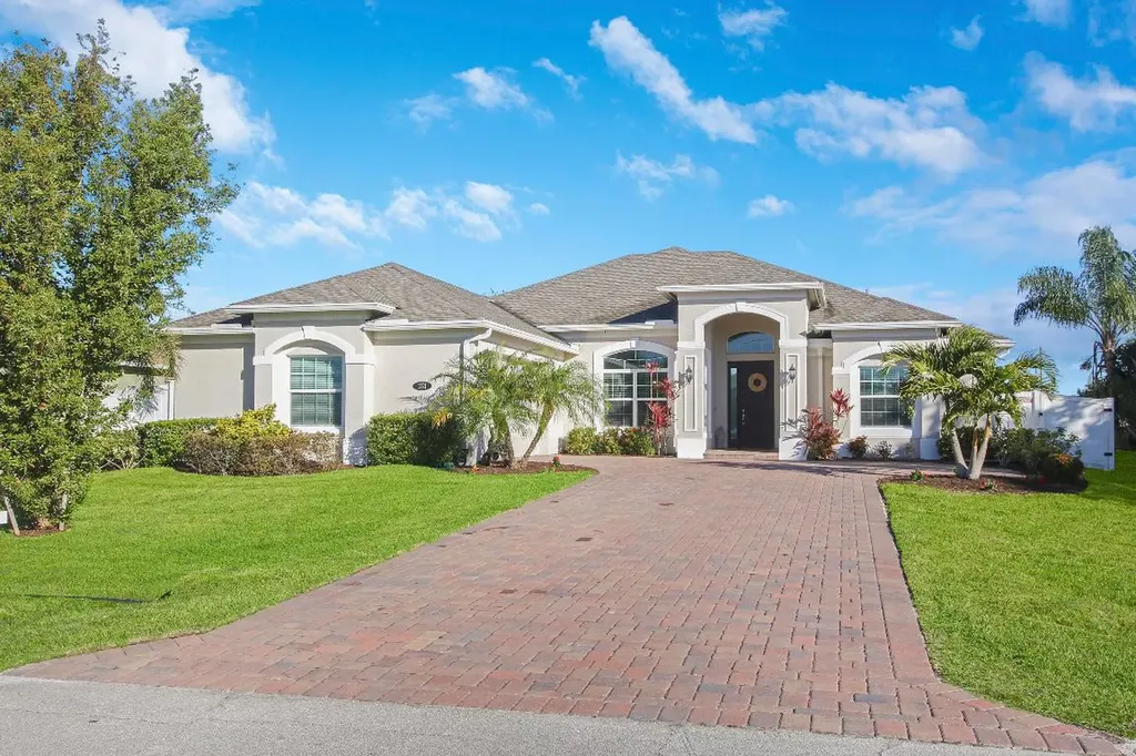 374 SW South Quick Circle Port St Lucie FL 34953
