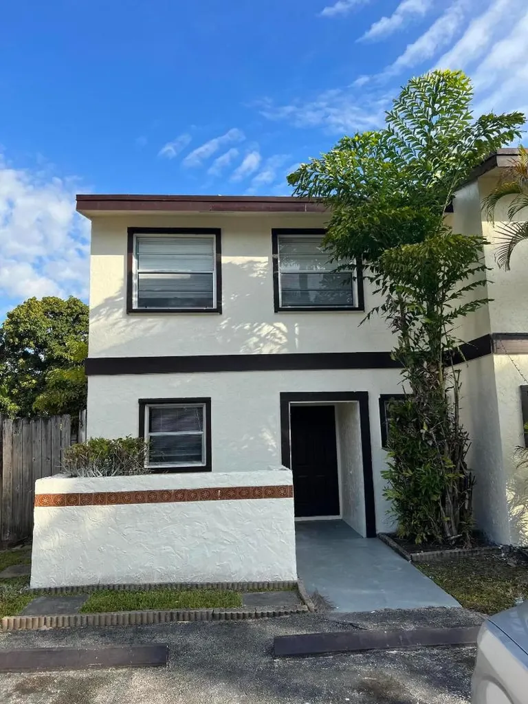 8043 SW 7th Place North Lauderdale FL 33068