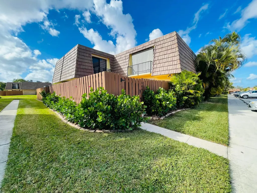 544 Springdale Circle Palm Springs FL 33461