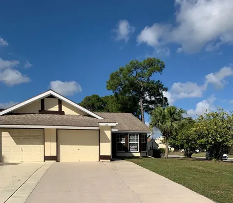 1702 SE Ryecroft Court Port St Lucie FL 34952