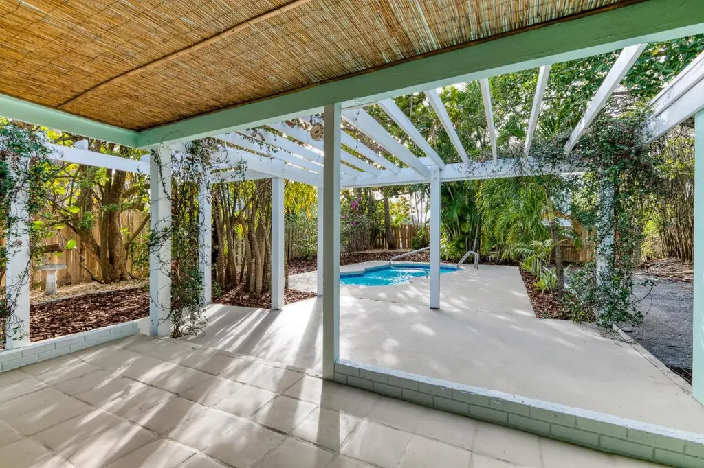 1205 S Palmway Lake Worth Beach FL 33460