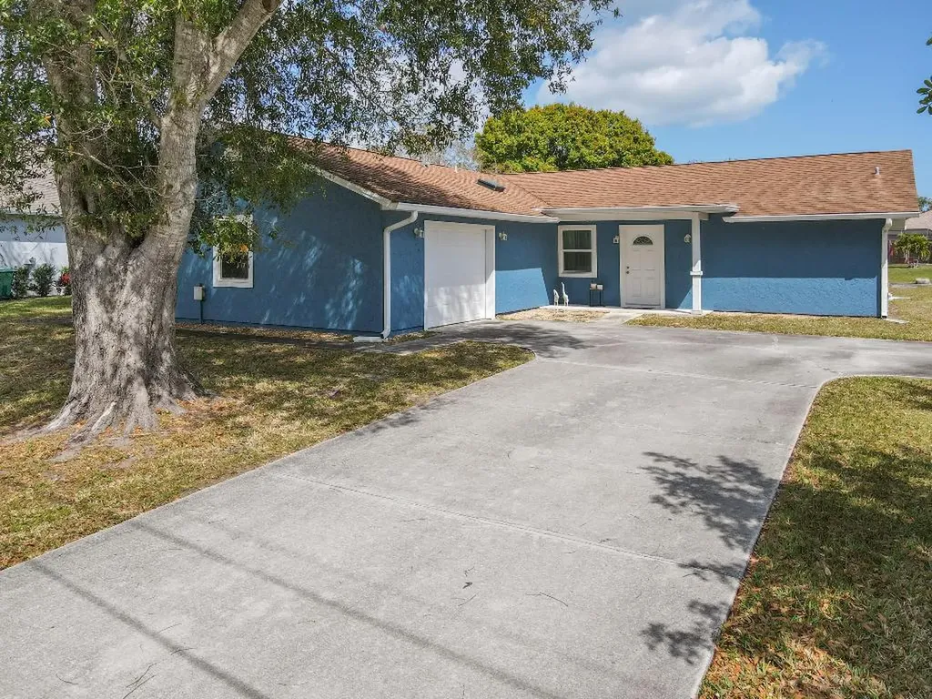2932 SE Buccaneer Circle Port St Lucie FL 34952