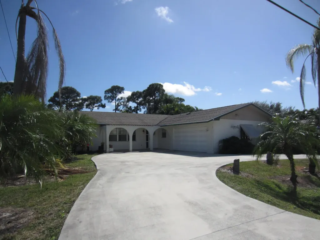 560 SE Crosspoint Drive Port St Lucie FL 34983