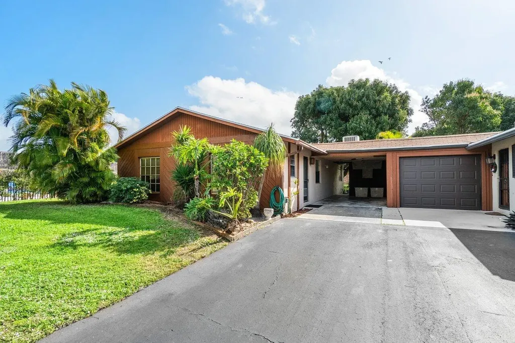 568 SE 28th Avenue Boynton Beach FL 33435