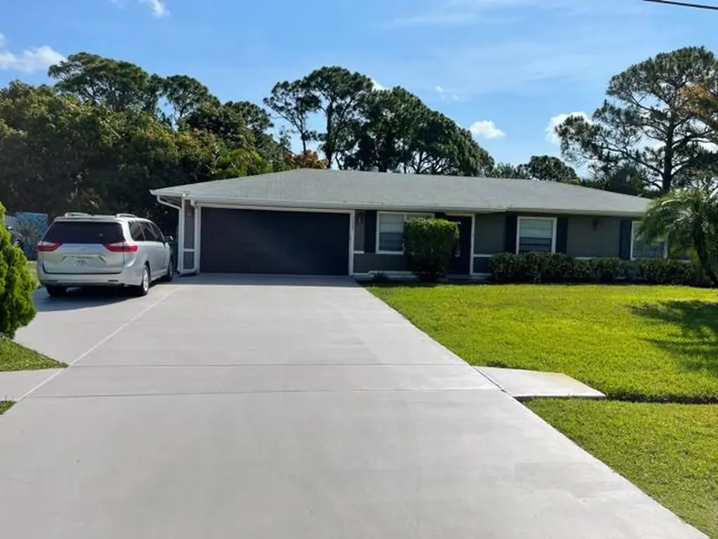 1125 SE Odonnell Lane Port St Lucie FL 34983