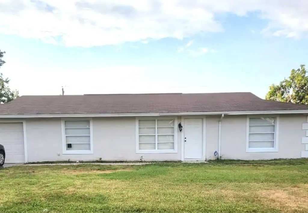 937 SE Breakwater Avenue Port St Lucie FL 34983