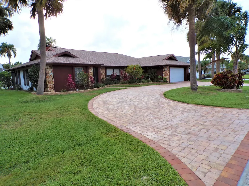 121 Queen Bess Court Hutchinson Island FL 34949