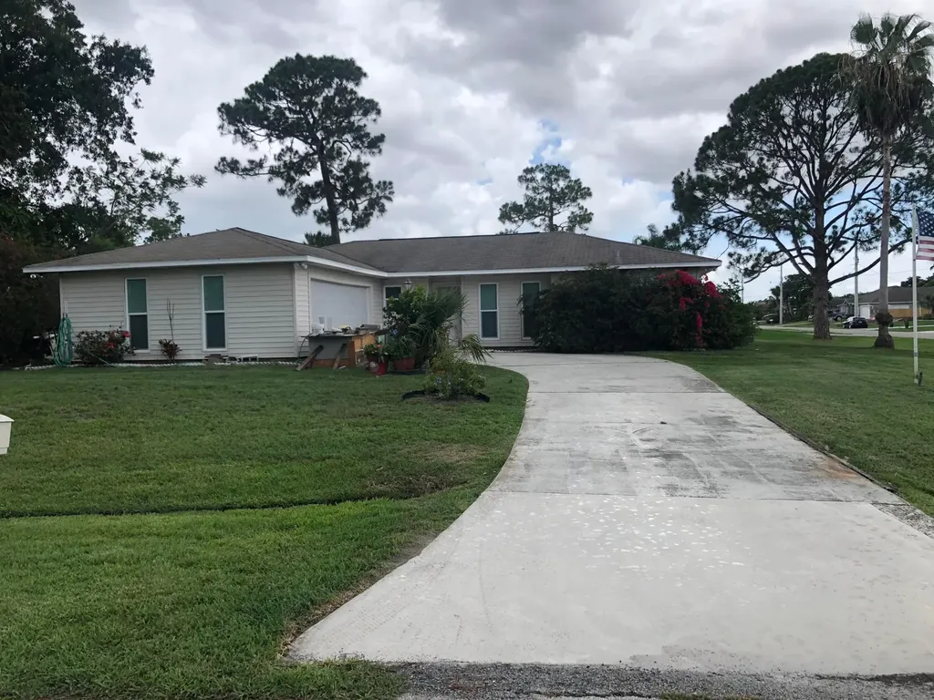 2402 SE Blackhorse Street Port St Lucie FL 34984