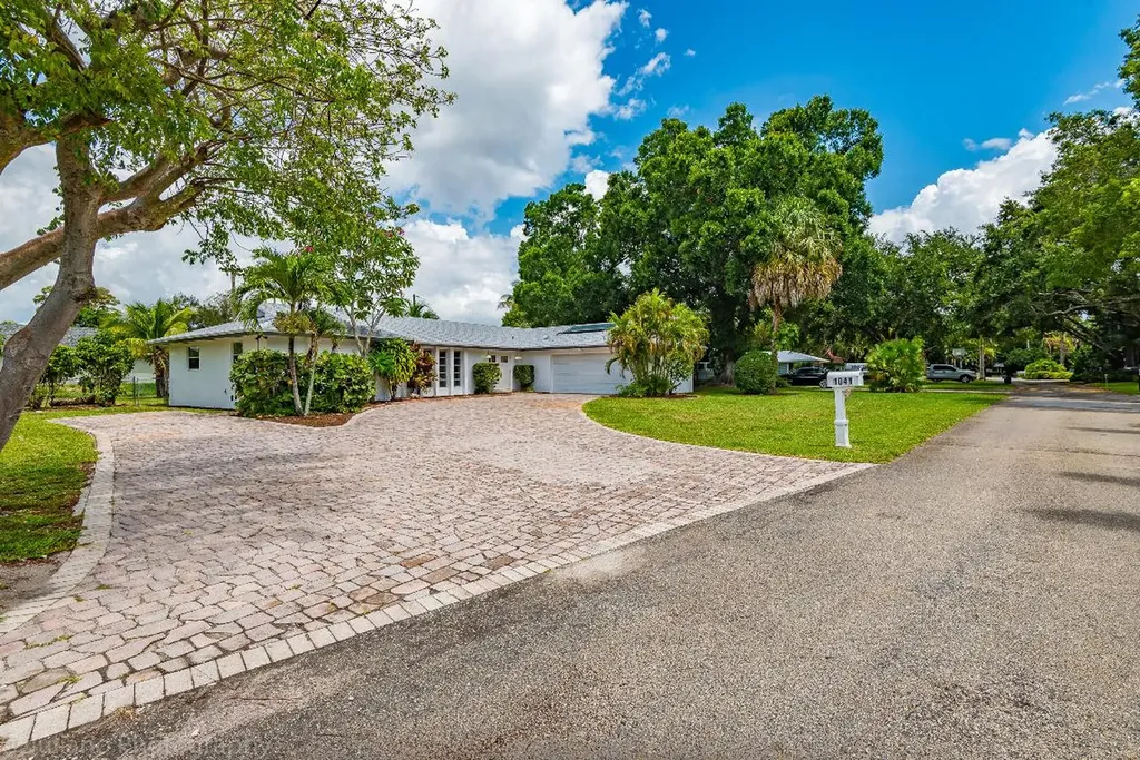 1041 Melinda Lane Haverhill FL 33417
