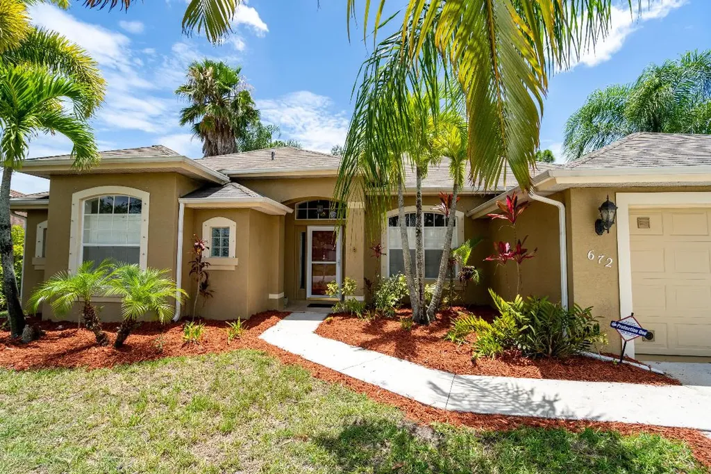 672 SE Sweetbay Avenue Port St Lucie FL 34983
