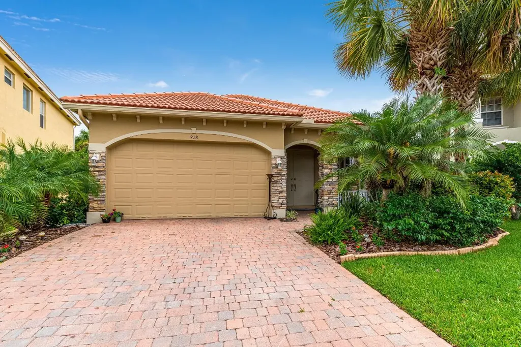 918 NW Leonardo Circle Port St Lucie FL 34986