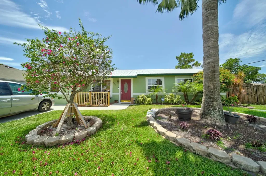 526 SE Thanksgiving Avenue Port St Lucie FL 34984