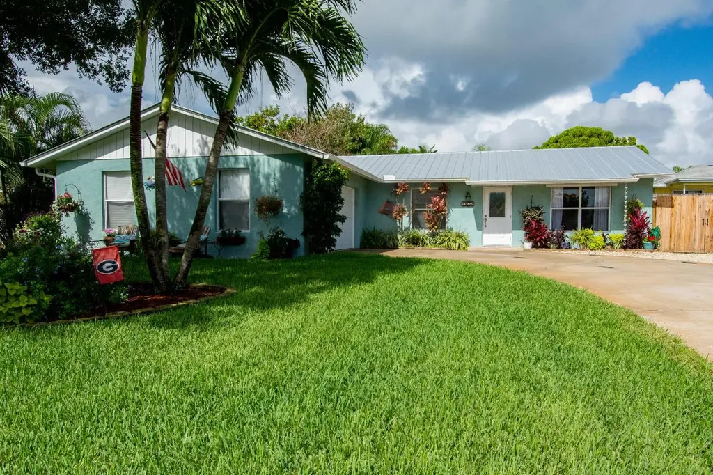 9032 SE Sandridge Avenue Hobe Sound FL 33455