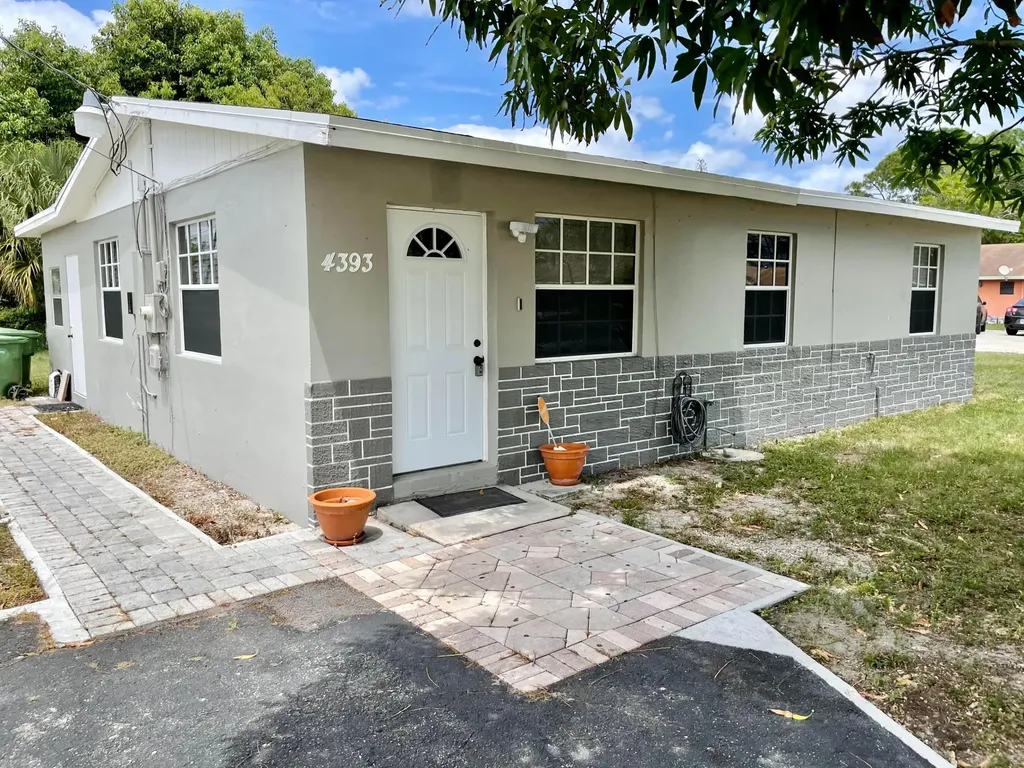 4393 Line Drive Palm Springs FL 33406