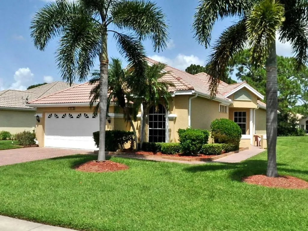 553 SW New Castle Cove Port St Lucie FL 34986