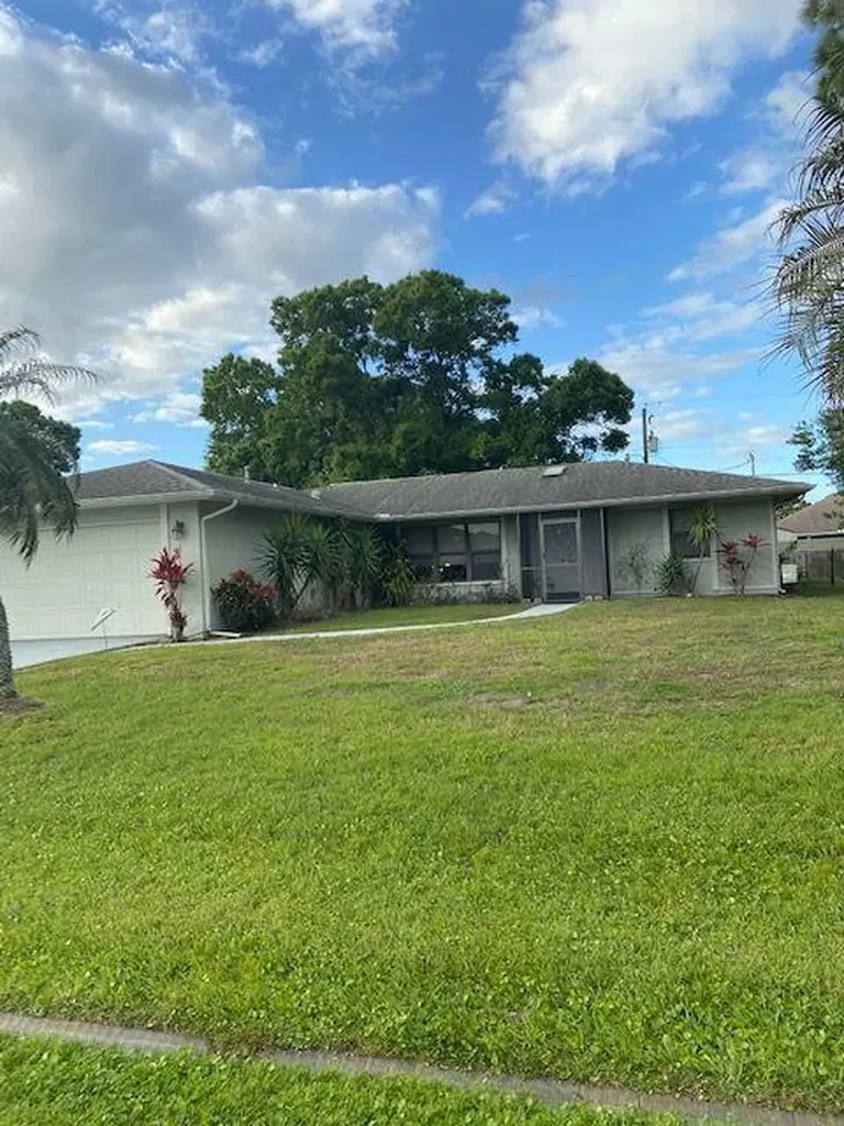 681 SE Starflower Avenue Port St Lucie FL 34983