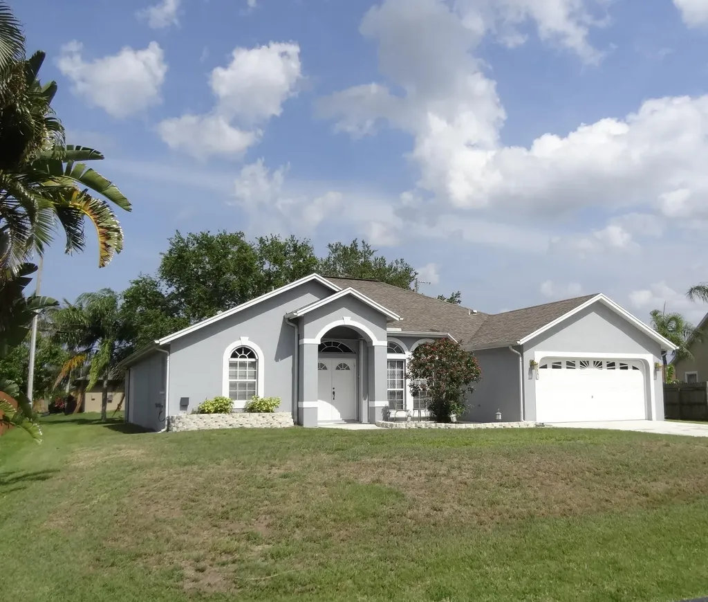 2713 SE Fall Street Port St Lucie FL 34984