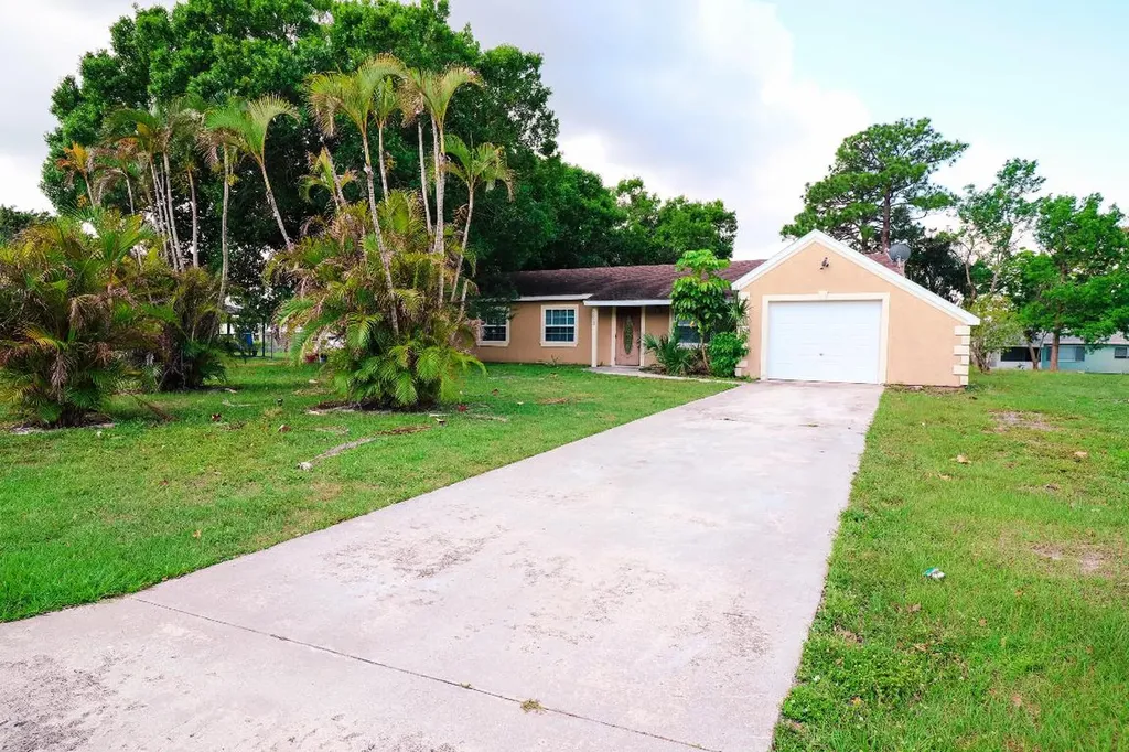 2092 SE Triumph Road Port St Lucie FL 34952