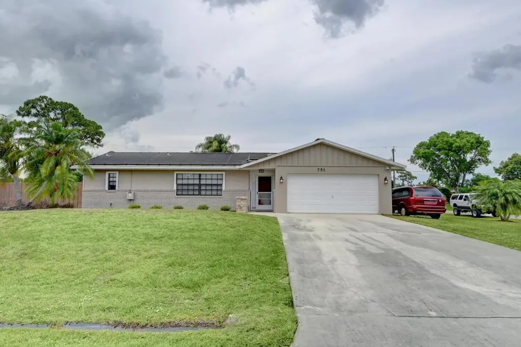 751 SE Evergreen Terrace Port St Lucie FL 34983