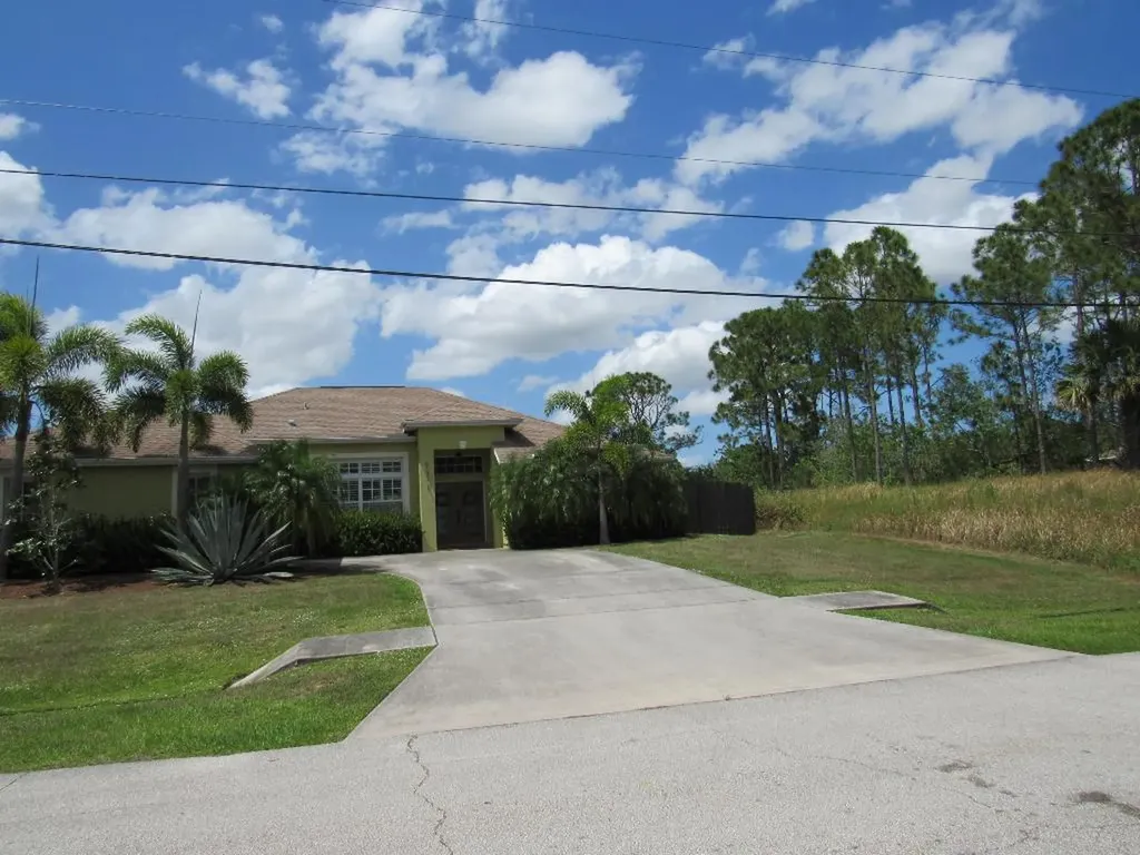 6133 NW East Deville Circle Port St Lucie FL 34986