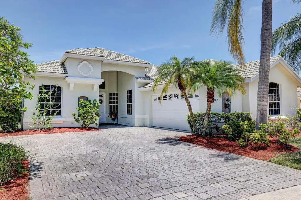 682 SW Lake Charles Circle Port St Lucie FL 34986