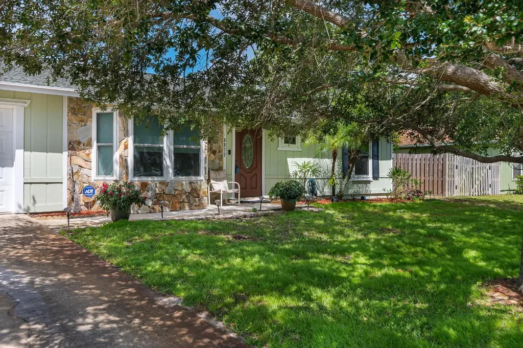 8872 SE Sandridge Avenue Hobe Sound FL 33455