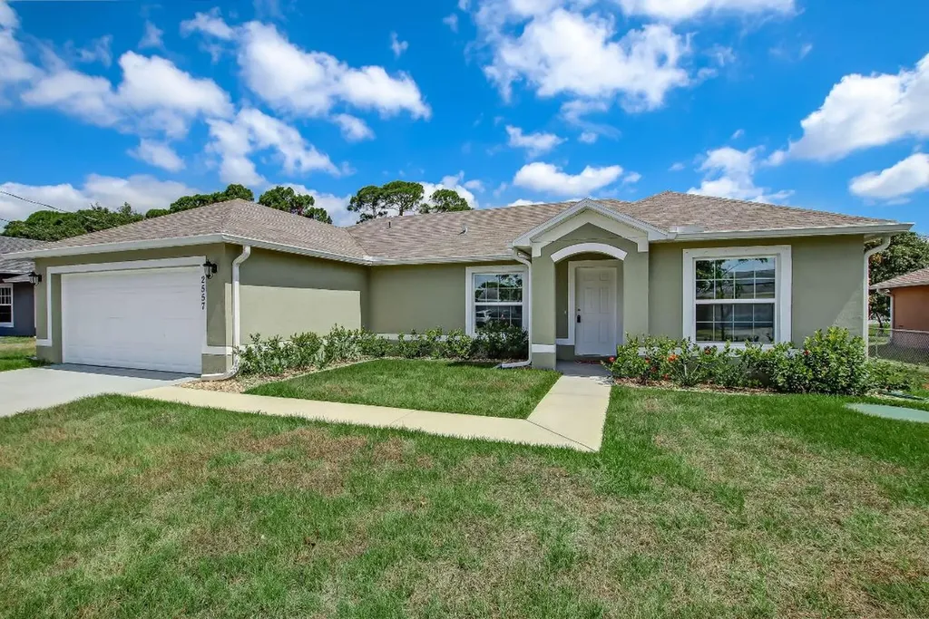 2557 SE Mariposa Avenue Port St Lucie FL 34952
