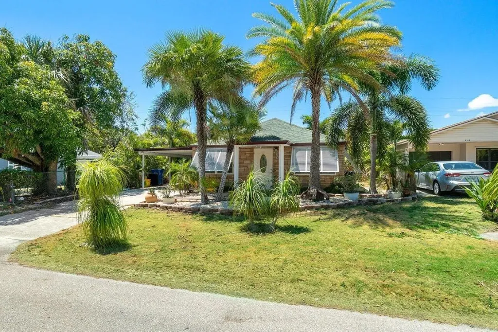 610 W Mango Street Lantana FL 33462