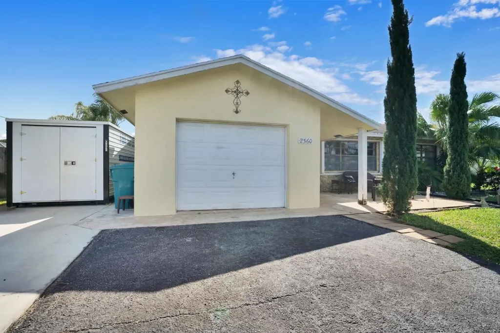 2560 SW 11th Street Boynton Beach FL 33426