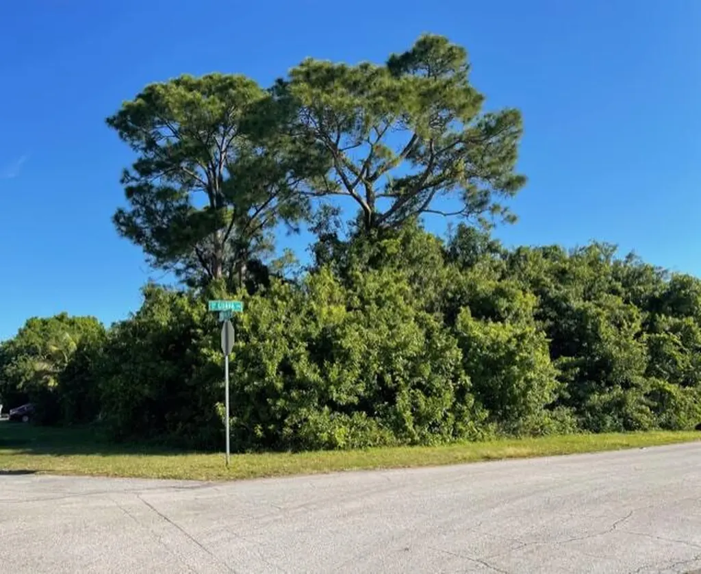 1361 SE Navajo Lane Port St Lucie FL 34983