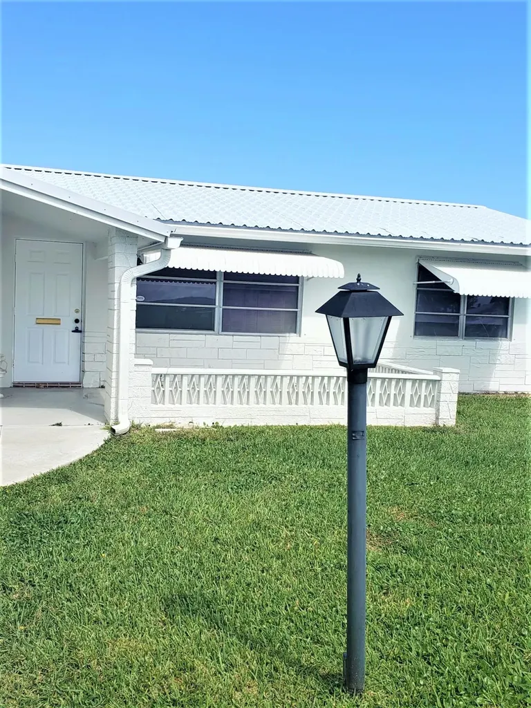 627 SW 21st Circle Boynton Beach FL 33426