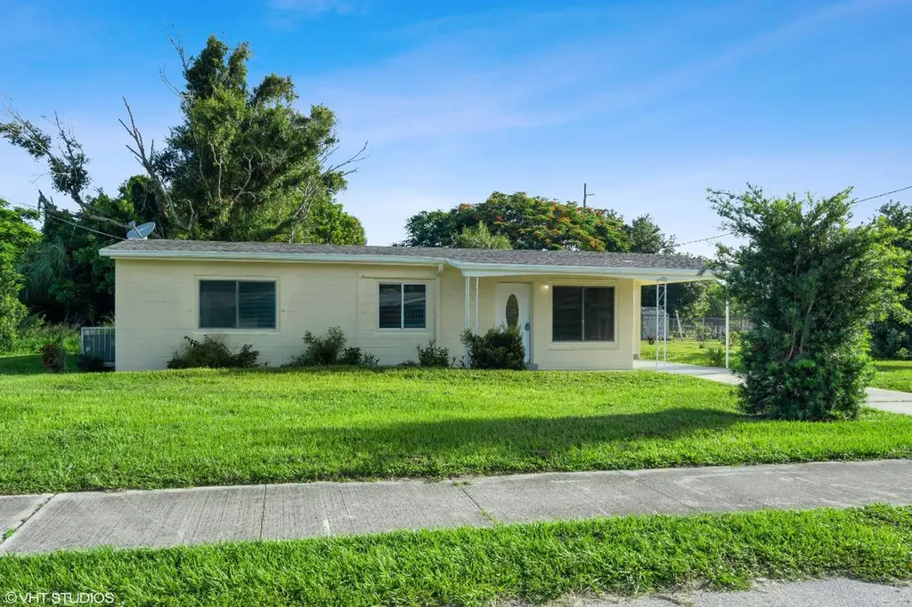 2104 Ave P Fort Pierce FL 34950
