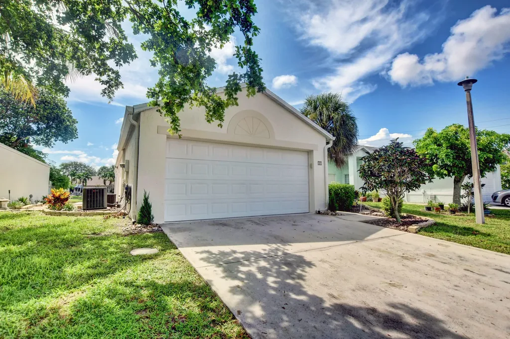 17 Bentwater Circle Boynton Beach FL 33426