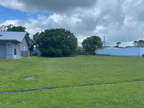 462 SE Wallace Terrace Port St Lucie FL 34983
